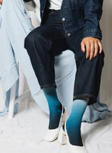 Chaussettes Atelier St Eustache dégradé bleu portées