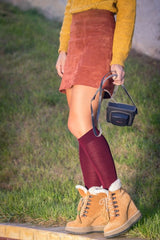 Chaussettes hautes bordeaux portées avec bottines