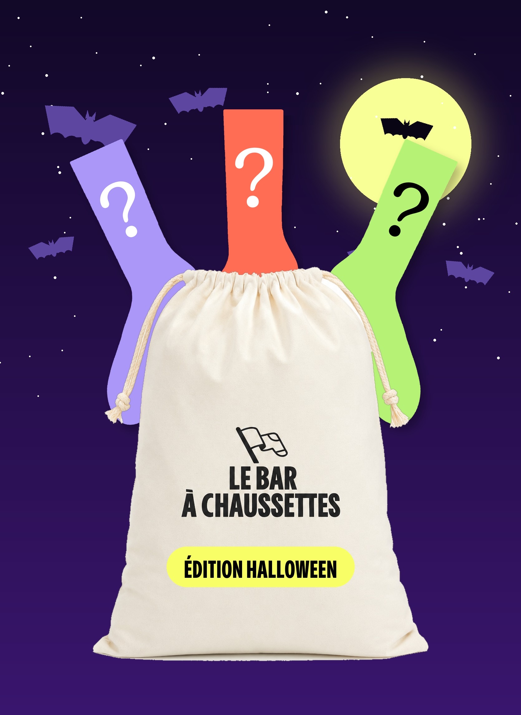 Lot surprise édition Halloween Le Bar à Chaussettes : un pochon en tissu écru et trois chaussettes à point d'interrogation, sur fond violet nuit avec une lune et des chauves-souris
