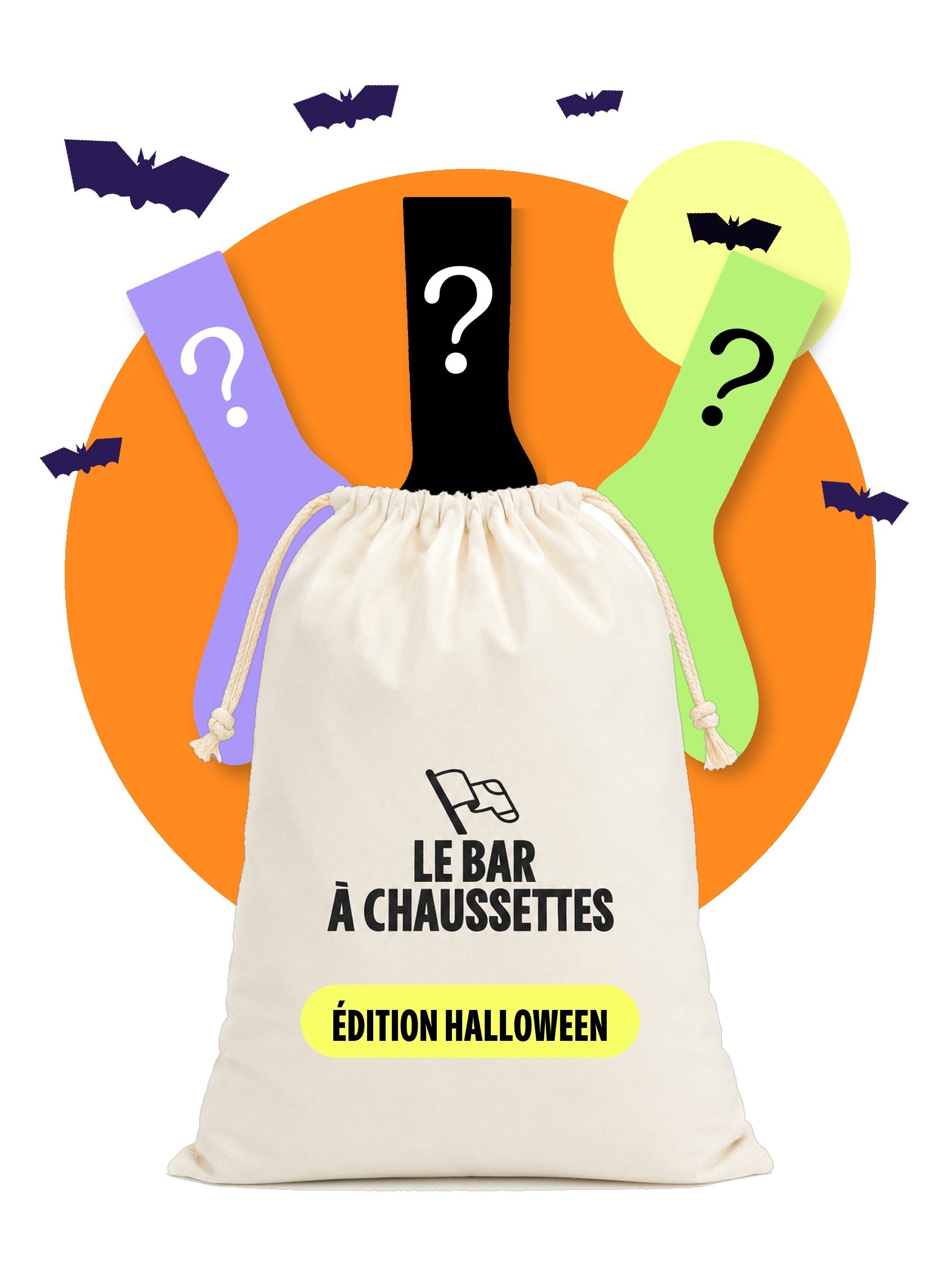 Lot surprise édition Halloween Le Bar à Chaussettes : un pochon en tissu et trois chaussettes à point d'interrogation devant un rond orange, avec une lune et des chauves-souris, sur fond blanc